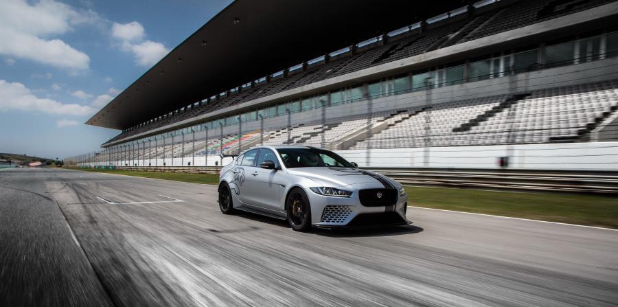  Jaguar XE SV Project 8 (X760) 2017 года  (WW) (фото 31 из 45)